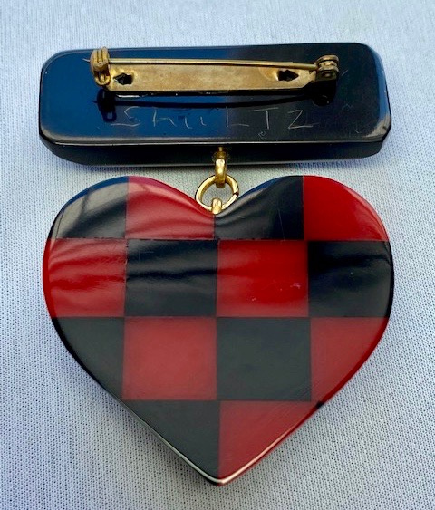 SZ40 Shultz 4 layer checkerboard heart on bar pin